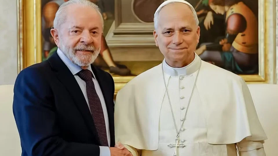 Lula se reúne com papa Leão XIV no Vaticano, fala sobre a fome e convida para COP30