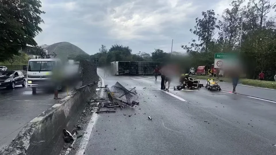 Ônibus com torcedores do Flamengo tomba e deixa 46 feridos na Via Dutra, no RJ