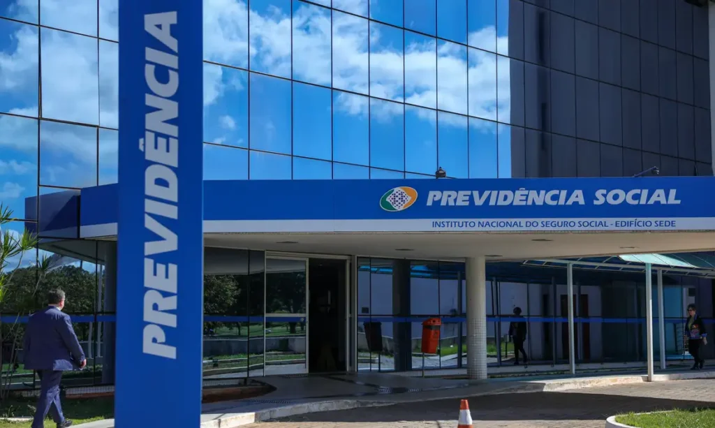 Irmão de sócia de Flávio Bolsonaro vira alvo da PF em fraude no INSS