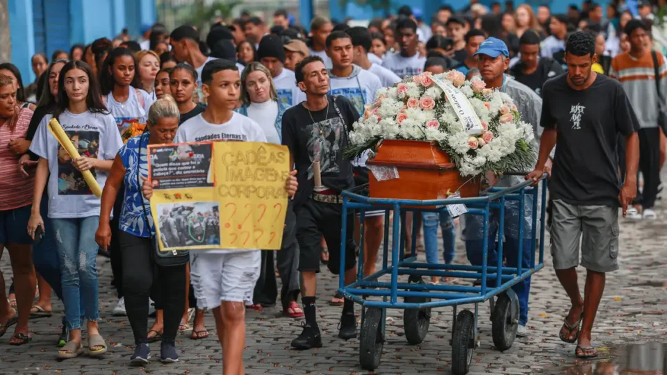 Últimos corpos de pessoas assassinadas em operação no Rio deixam o IML