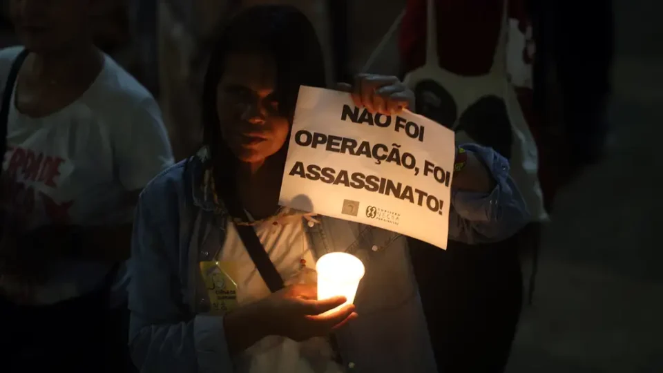 Corregedoria prende cinco PMs suspeitos de crimes durante matança no RJ