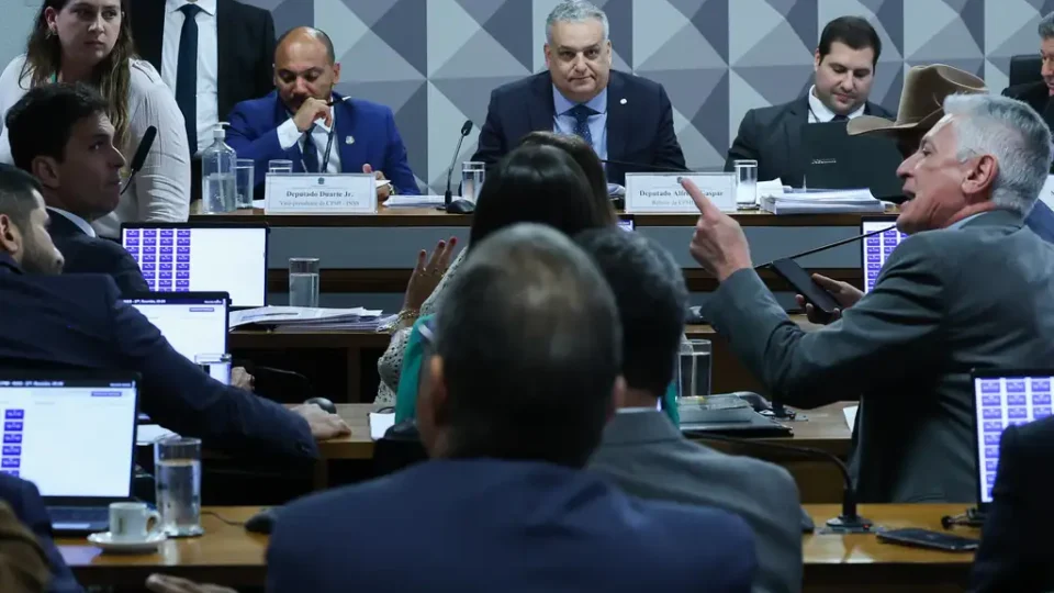 CPMI do INSS avança e aprova prisões de suspeitos de esquema bilionário