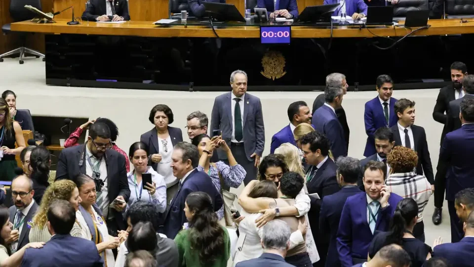 Câmara aprova aumento gradual da licença-paternidade para até 20 dias