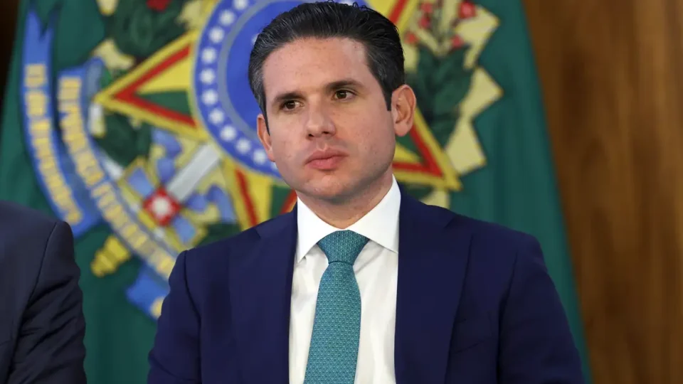 Justiça nega pedido de Motta para retirada de outdoors críticos a voto na PEC da Bandidagem