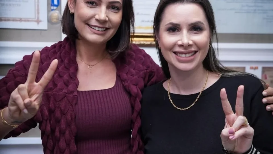 Apoio de Michelle a Carol de Toni para o Senado acirra tensão com PL e Carlos Bolsonaro