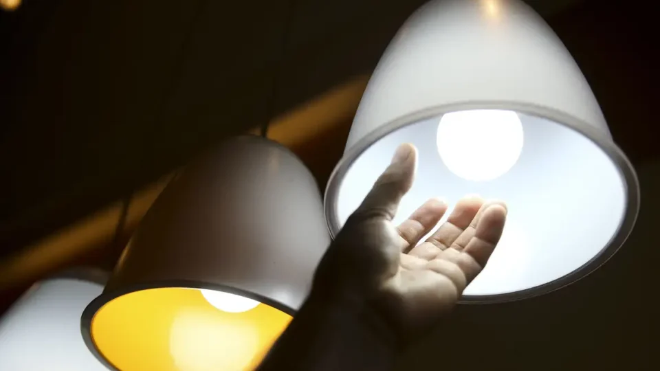 Luz mais cara à noite: Aneel quer que preço mude conforme horário do dia