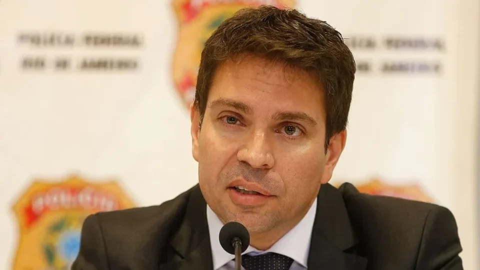 Servidores da ABIN veem risco estratégico na fuga de Alexandre Ramagem