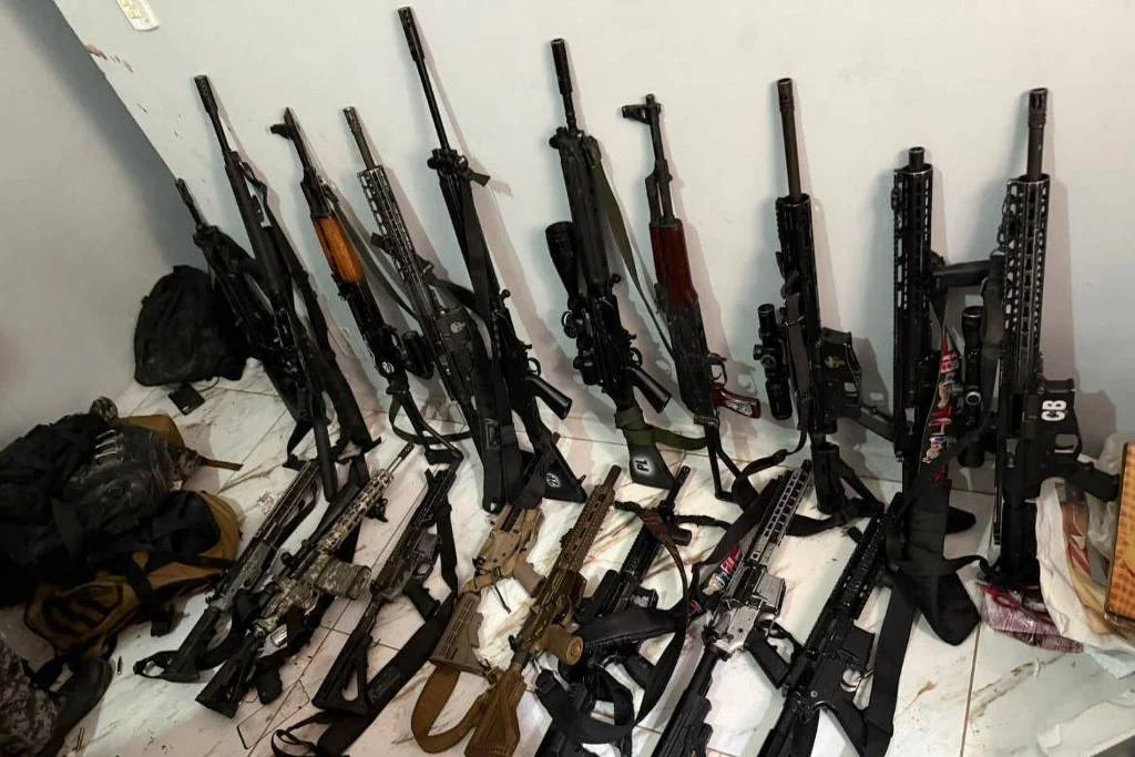 Chefes do CV de MT pagam R$ 80 mil por mês para se esconder em favelas do Rio, aponta PromotoriaArmamento do Comando Vermelho apreendido - Divulgação PM