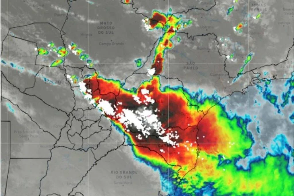 Tornado devasta cidade e deixa ao menos cinco mortos no interior do ParanáImagem do satélite divulgado pela Defesa Civil de São Paulo mostra o ciclone extratropical passando por Santa Catarina e chegando ao estado de São Paulo