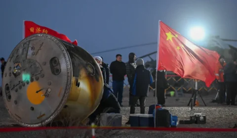 Nave apresenta rachadura e faz astronautas chineses usarem outra para voltar à Terra