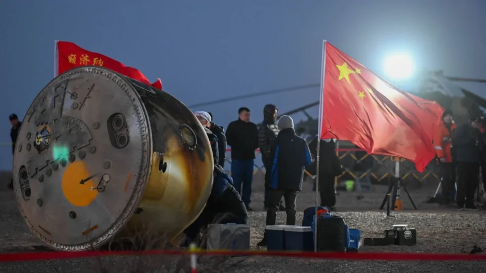 Nave apresenta rachadura e faz astronautas chineses usarem outra para voltar à Terra