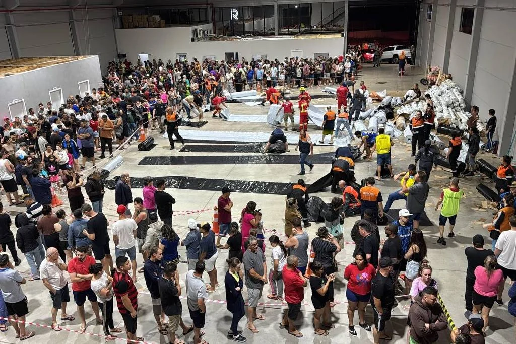 Doação de lonas na noite de domingo (23) em Erechim; prefeitura deve iniciar distribuição de telhas nos próximos dias - Divulgação/Prefeitura de Erechim