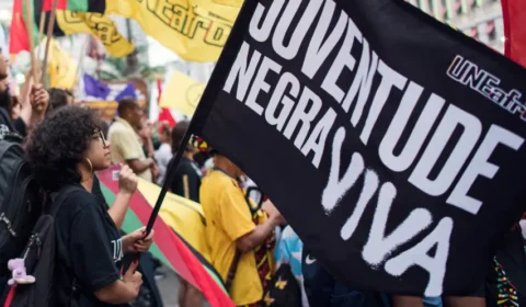 Jovens negros desconfiam mais da polícia e têm visão menos positiva da democracia