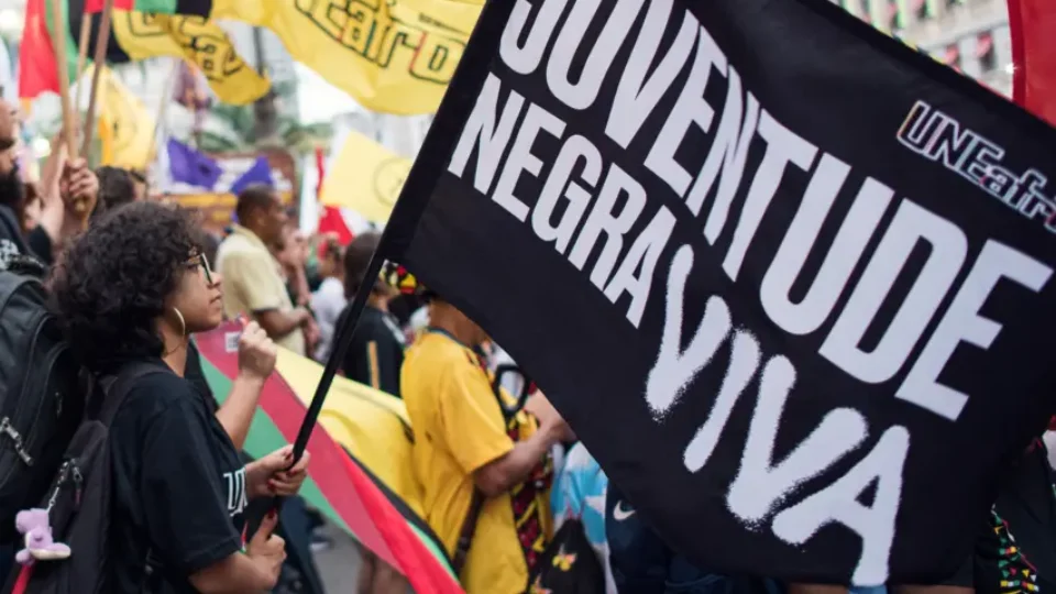 Jovens negros desconfiam mais da polícia e têm visão menos positiva da democracia