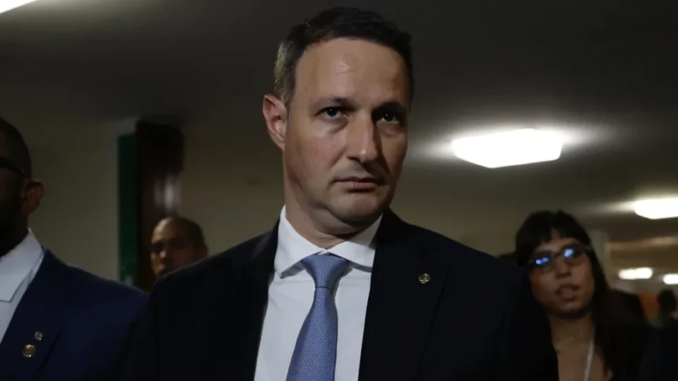 Derrite confirma saída antecipada do governo de SP para voltar à Câmara em 2026
