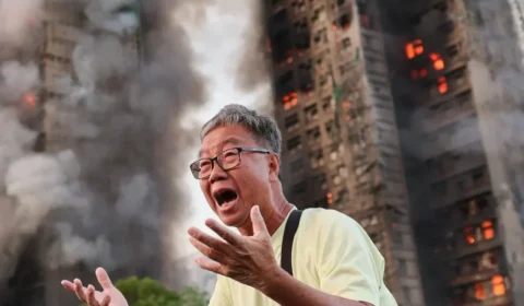 Incêndio de grandes proporções atinge condomínio de arranha-céus em Hong Kong