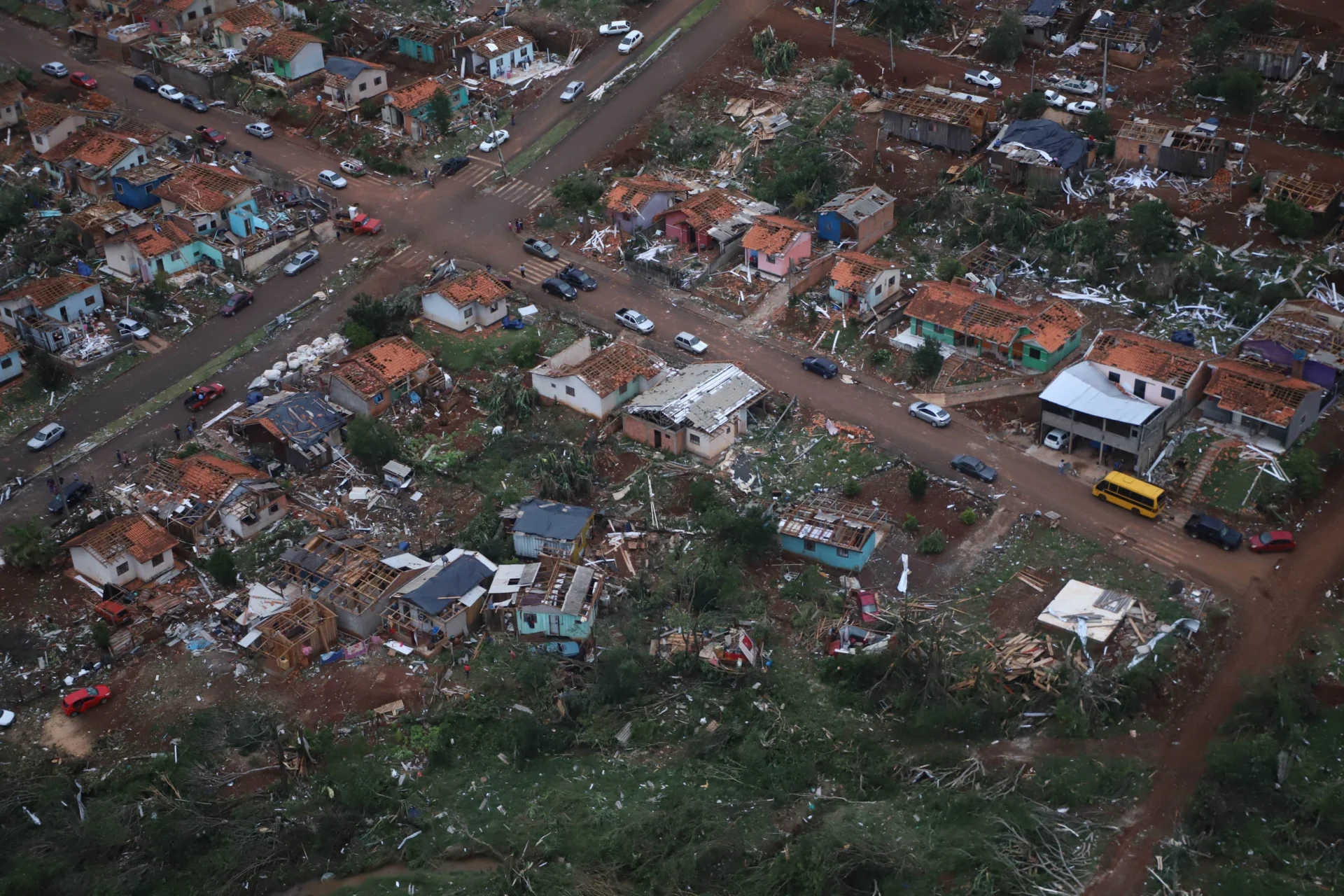 90% de cidade fica destruída após tornado que deixou seis mortos no Paraná (Foto: Ari Dias/AEN)