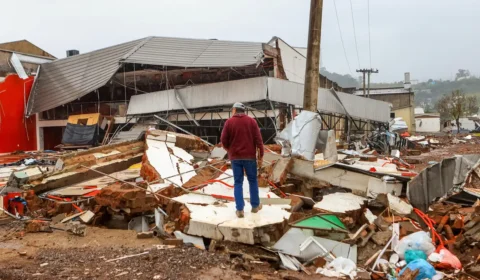 Cidade destruída 2 vezes por enchentes no RS arrecada para vítimas de tornado no PR