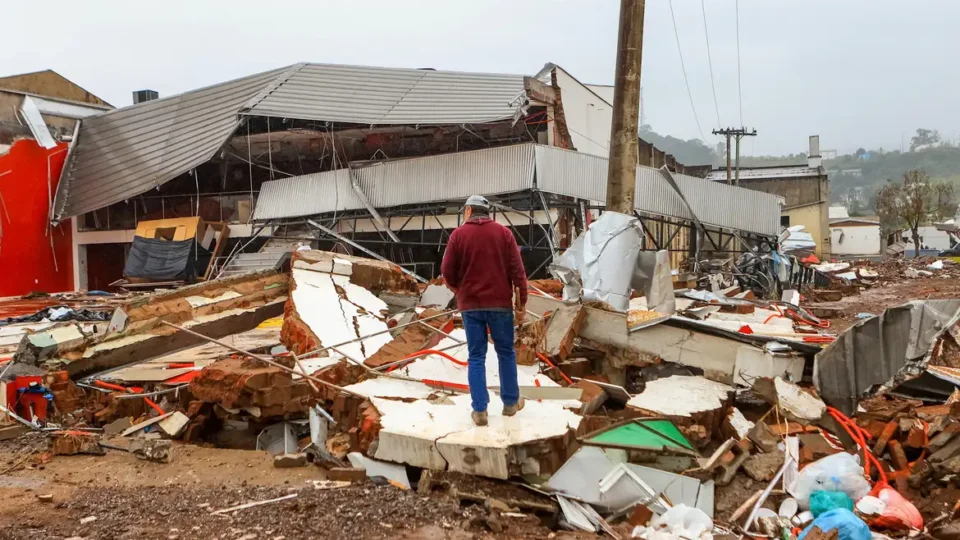 Cidade destruída 2 vezes por enchentes no RS arrecada para vítimas de tornado no PR