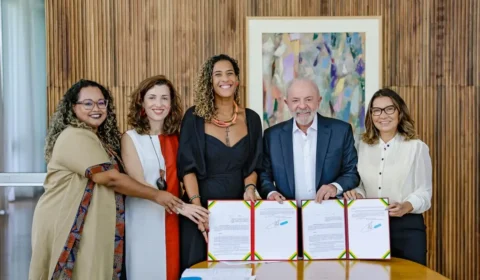 Lula assina decretos que desapropriam áreas para quilombolas em 14 estados