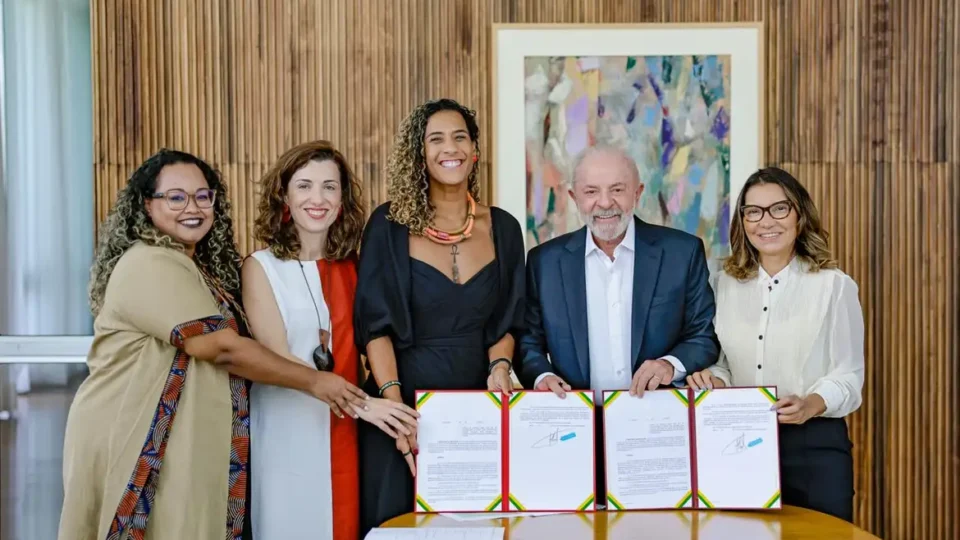 Lula assina decretos que desapropriam áreas para quilombolas em 14 estados