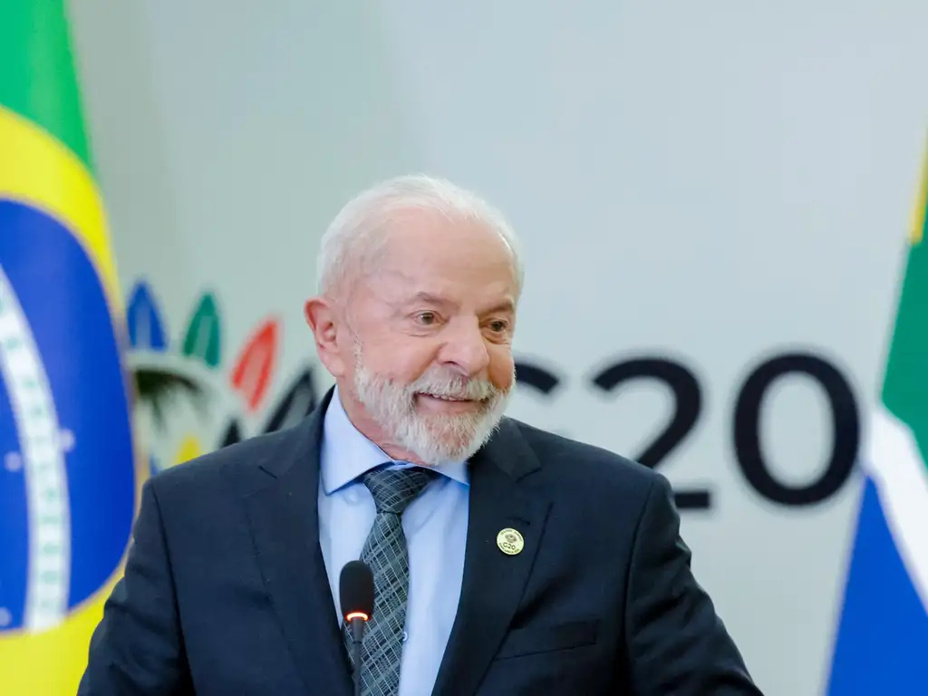 Brasil deu lição de democracia, diz Lula sobre prisões de Bolsonaro e generais