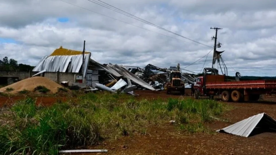 MST organiza cozinhas solidárias e mutirões para reconstruir Rio Bonito do Iguaçu (PR) após tornado