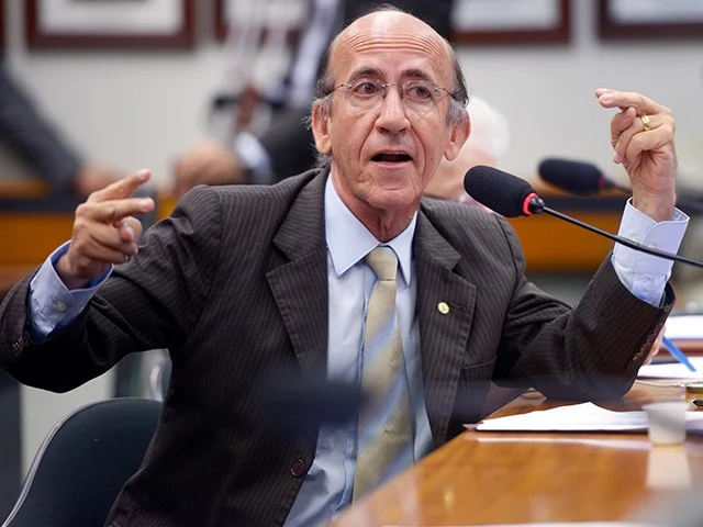 Isenção de Imposto de Renda sobre salário de professores é tema de audiência na Câmara