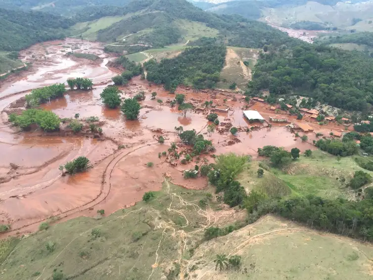 Distrito de Bento Rodrigues, em Mariana (MG), atingido pelo rompimento de duas barragens de rejeitos da mineradora Samarco - Foto Antonio Cruz/ Agência Brasil
