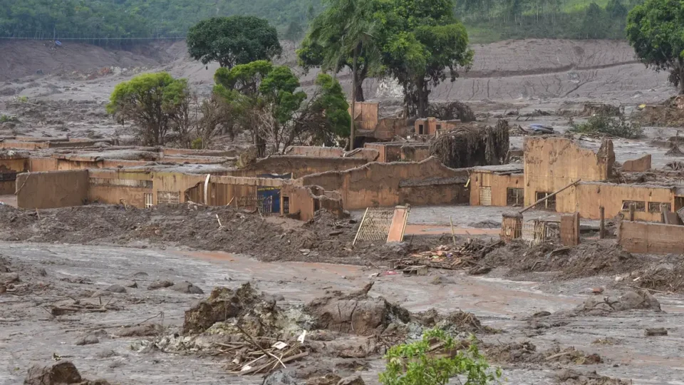 Desastre de Mariana completa 10 anos e moradores ainda buscam justiça