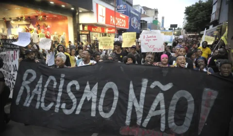 População negra movimenta R$ 2 trilhões, mas ainda enfrenta racismo ao consumir