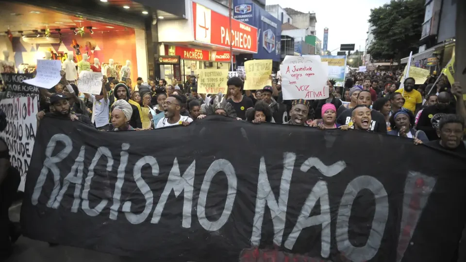 População negra movimenta R$ 2 trilhões, mas ainda enfrenta racismo ao consumir