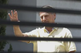 Bolsonaro é internado em UTI com suspeita de broncopneumonia, diz relatório médico