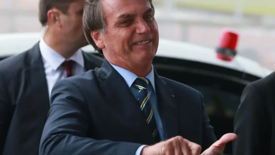 STF dá 24 horas para defesa de Bolsonaro explicar violação da tornozeleira eletrônica