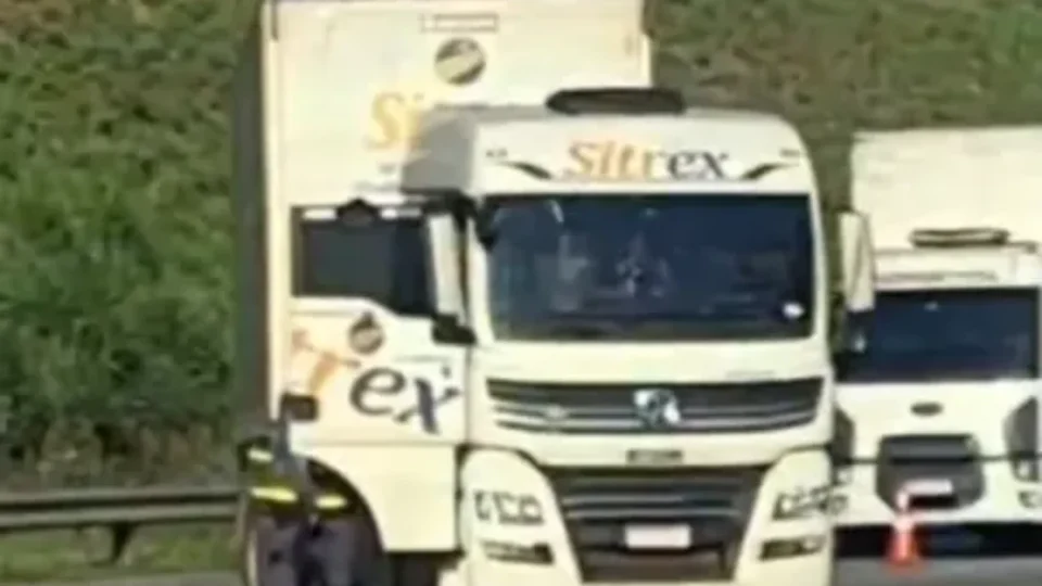 Motorista é resgatado após 4 horas no Rodoanel, e PM afirma que explosivo era falso