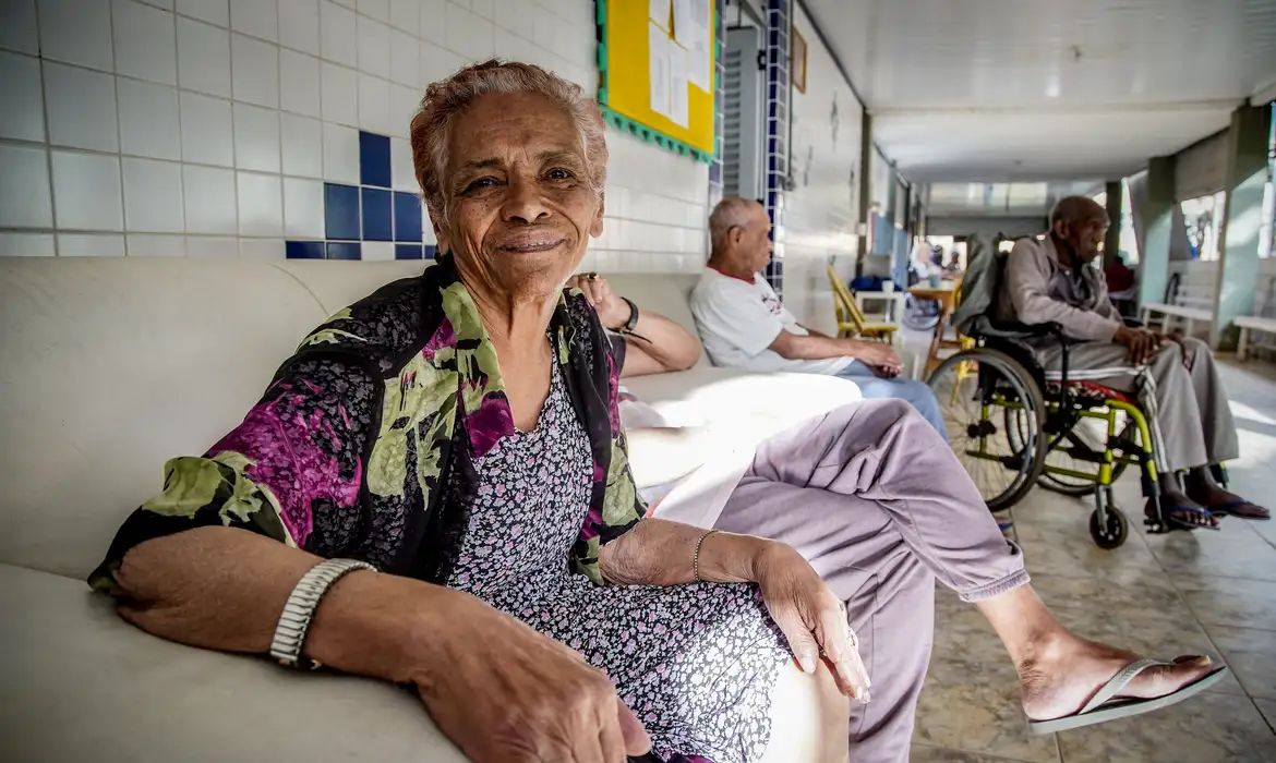 As denúncias de abandono e violência contra idosos cresceram drasticamente, revelando falhas estruturais na proteção social, familiar e institucional. Foto: Rafa Neddermeyer/Agência Brasil
