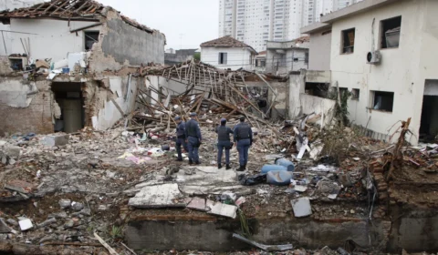 ‘Quebrou o teto, caiu em cima de mim’: vizinhos de casa que explodiu narram pânico