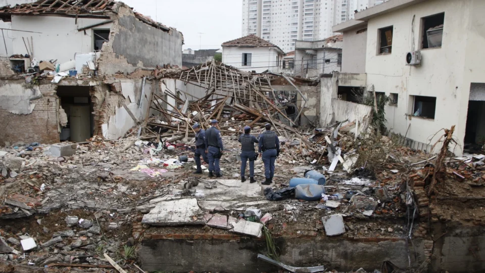 ‘Quebrou o teto, caiu em cima de mim’: vizinhos de casa que explodiu narram pânico