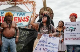 Indígenas ocupam barcaças de carga em protesto contra Ferrogrão no Pará