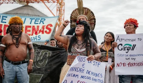 Indígenas ocupam barcaças de carga em protesto contra Ferrogrão no Pará