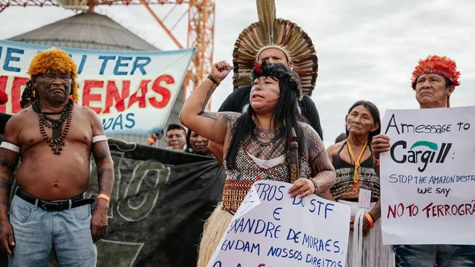 Indígenas ocupam barcaças de carga em protesto contra Ferrogrão no Pará