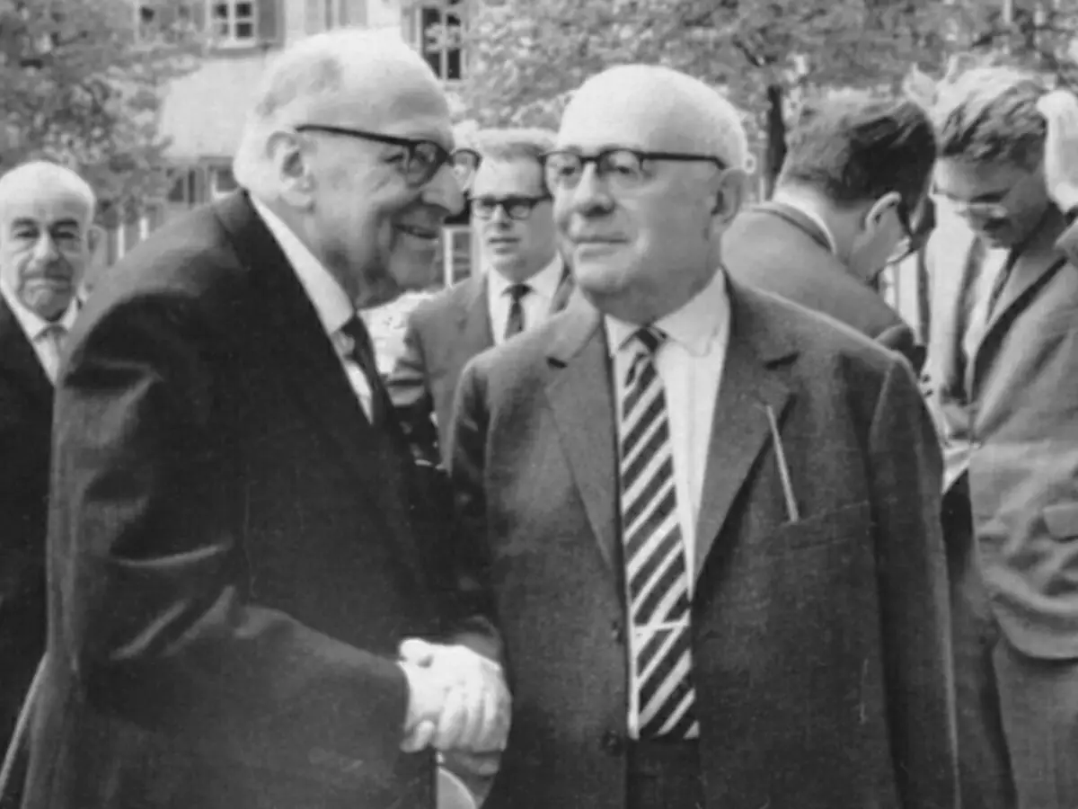 Theodor Adorno (esquerda) e Max Horkheimer (direita), teóricos que cunharam o termo 'Indústria Cultural' na obra 'Dialética do Esclarecimento'. Foto: Jeremy J. Shapiro