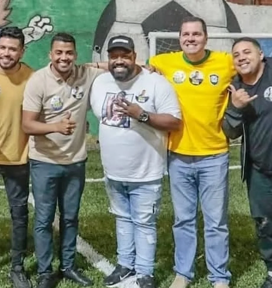 Gutemberg Fonseca, de camisa do Brasil, e TH Joias, de camisa creme. (Foto: Reprodução)