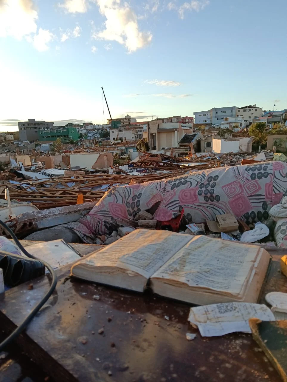 Imagens mostram cenário de destruição após tornado no Paraná. (Foto: Evandro Nicolao)