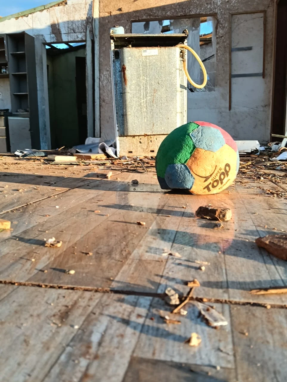 Imagens mostram cenário de destruição após tornado no Paraná. (Foto: Evandro Nicolao)