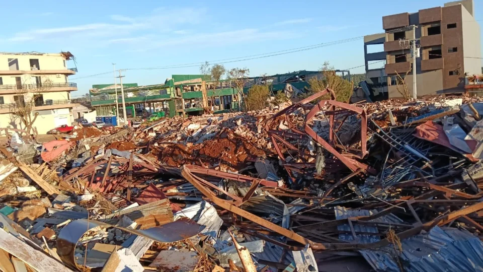 ‘Eu achei que eu fosse morrer’, diz moradora que sobreviveu ao tornado no Paraná