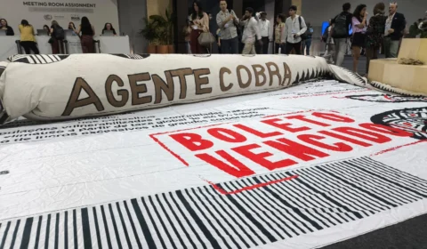 Manifestantes levam ‘boleto bancário’ para cobrar compromissos de países ricos na COP