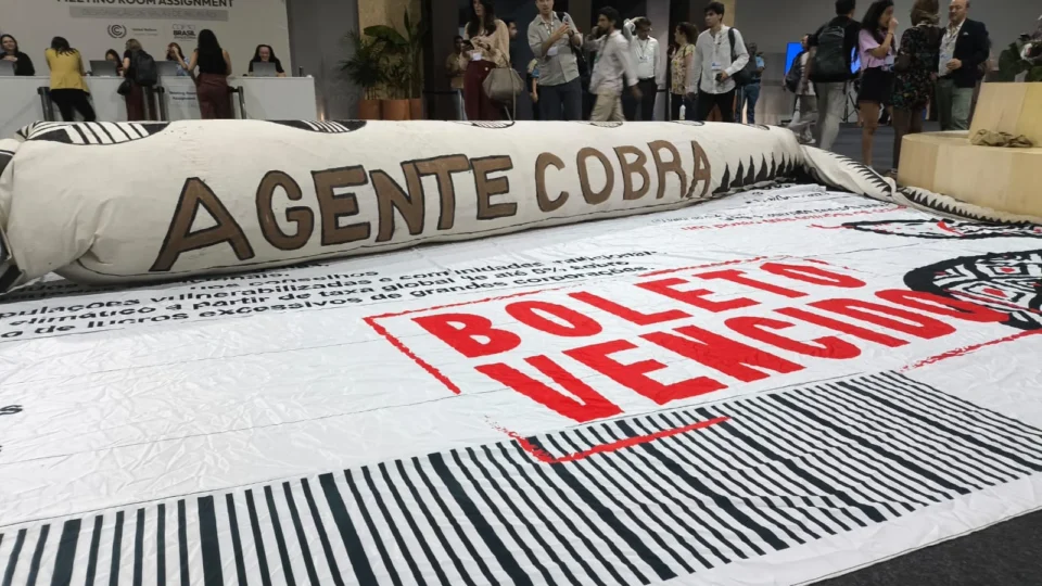 Manifestantes levam ‘boleto bancário’ para cobrar compromissos de países ricos na COP