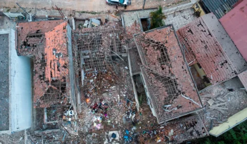 Explosão em galpão deixa um morto e atinge veículos e casas na zona leste de SP