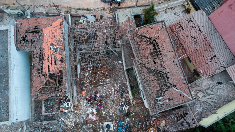 Explosão em galpão deixa um morto e atinge veículos e casas na zona leste de SP